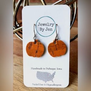 Mini pumpkin: orange cork